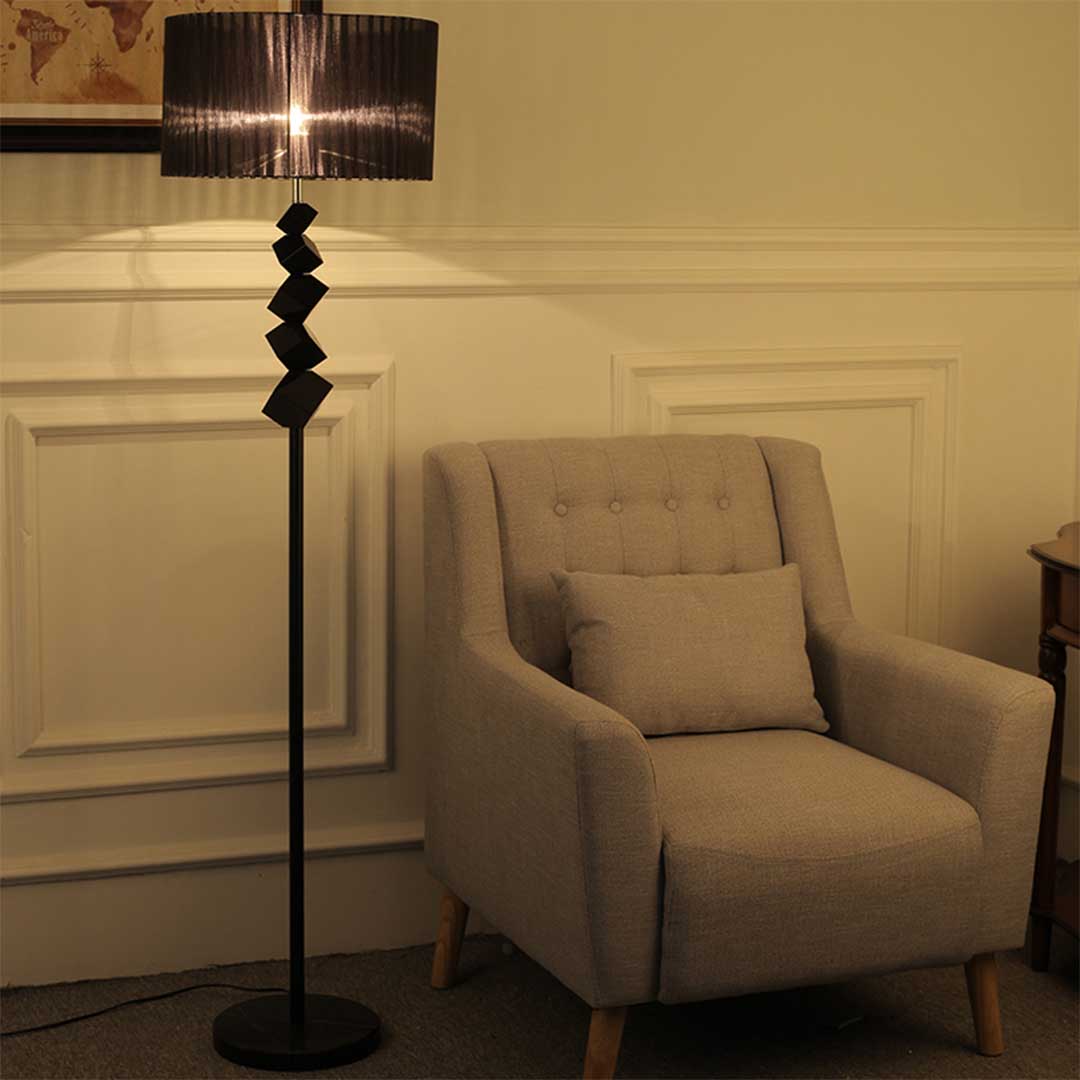 NNEAGS Tall Metal – Elegancka Lampa Podłogowa z Ciemnym Kloszem (158 cm)