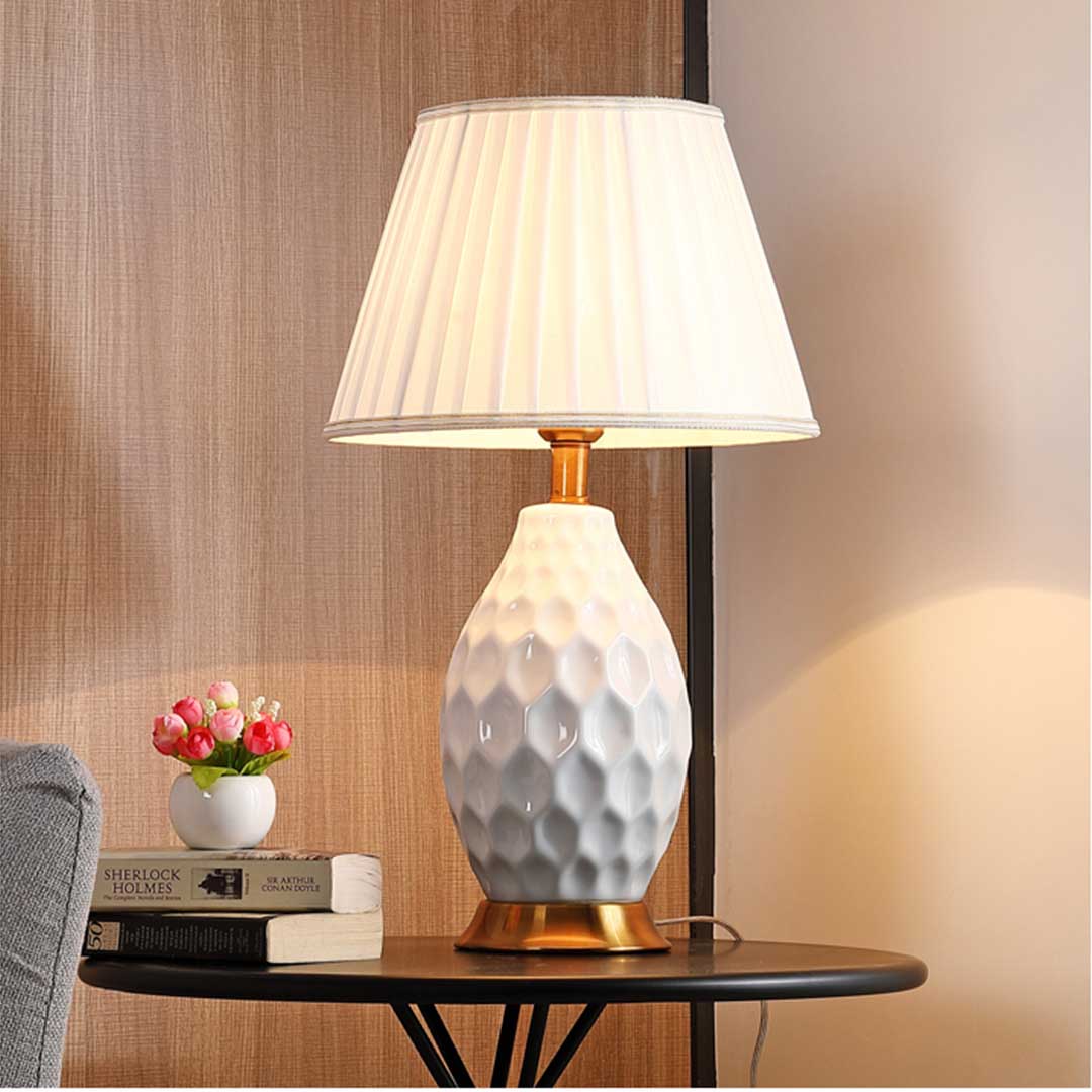 NNEAGS 4× Biała Teksturowana Ceramiczna Lampa Stołowa z Złotą Podstawą – Zestaw 4