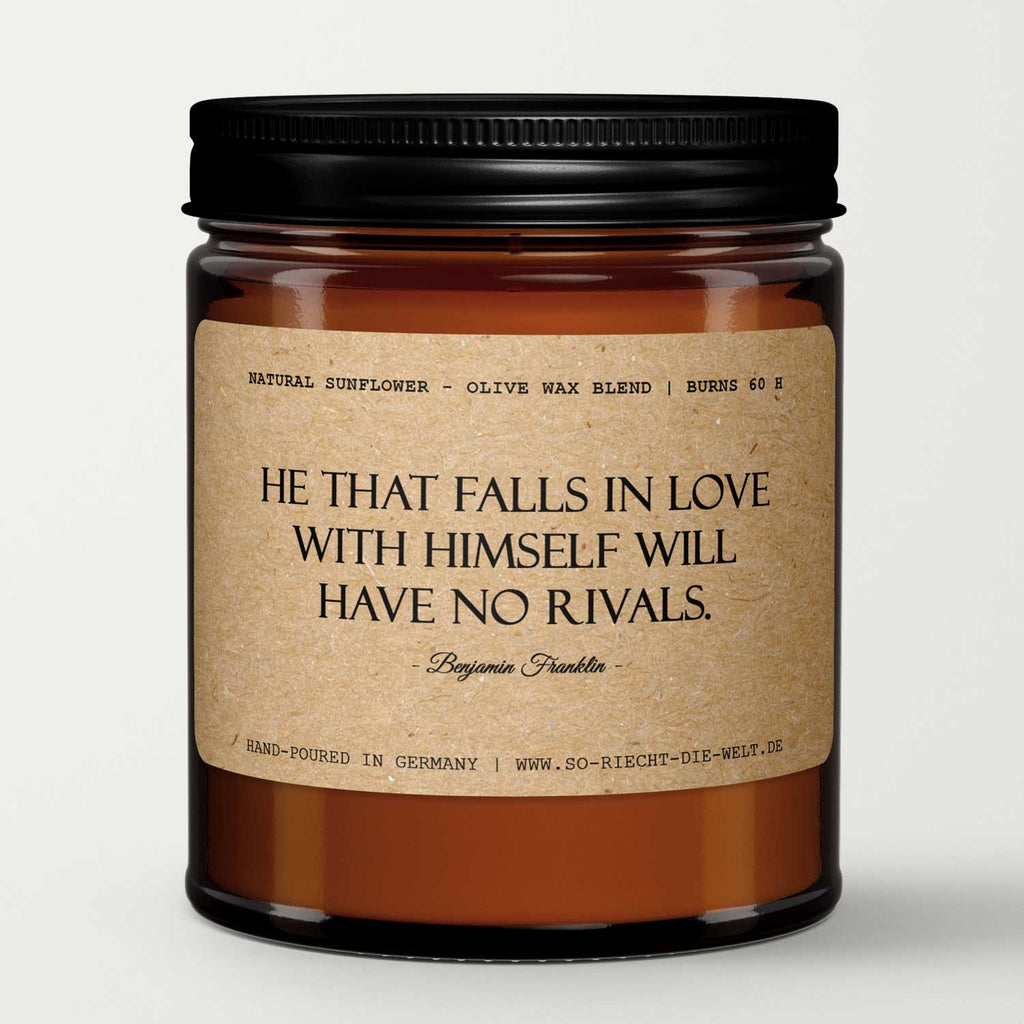 „He that falls in love with himself…” – Świeca zapachowa z cytatem Benjamina Franklina | 240 ml • 450 g • Naturalny wosk